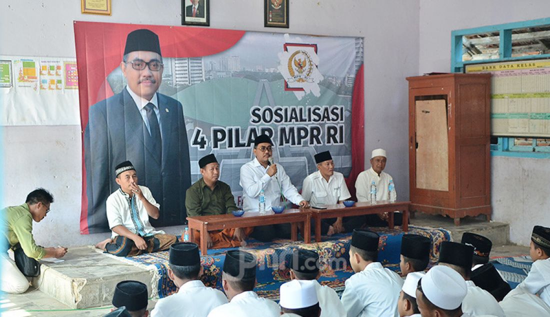 Wakil Ketua MPR Jazilul Fawaid saat melakukan sosialisasi Empat Pilar MPR di Ponpes Darussalam Bawean, Rabu (30/10). Sosialisasi ini sekaligus menjadi kunjungan Jazilul ke tanah kelahirannya, Pulau Bawean, Gresik, Jawa Timur. - JPNN.com