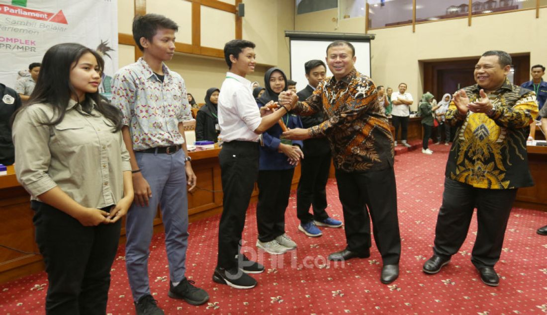 Ketua Fraksi PKB Cucun Ahmad Syamsurijal saat menbuka Millenial Road To Parliament dengan tema ngevlog bareng sambil belajar menjadi parlemen di Gedung DPR, Jakarta, Kamis (31/10). - JPNN.com