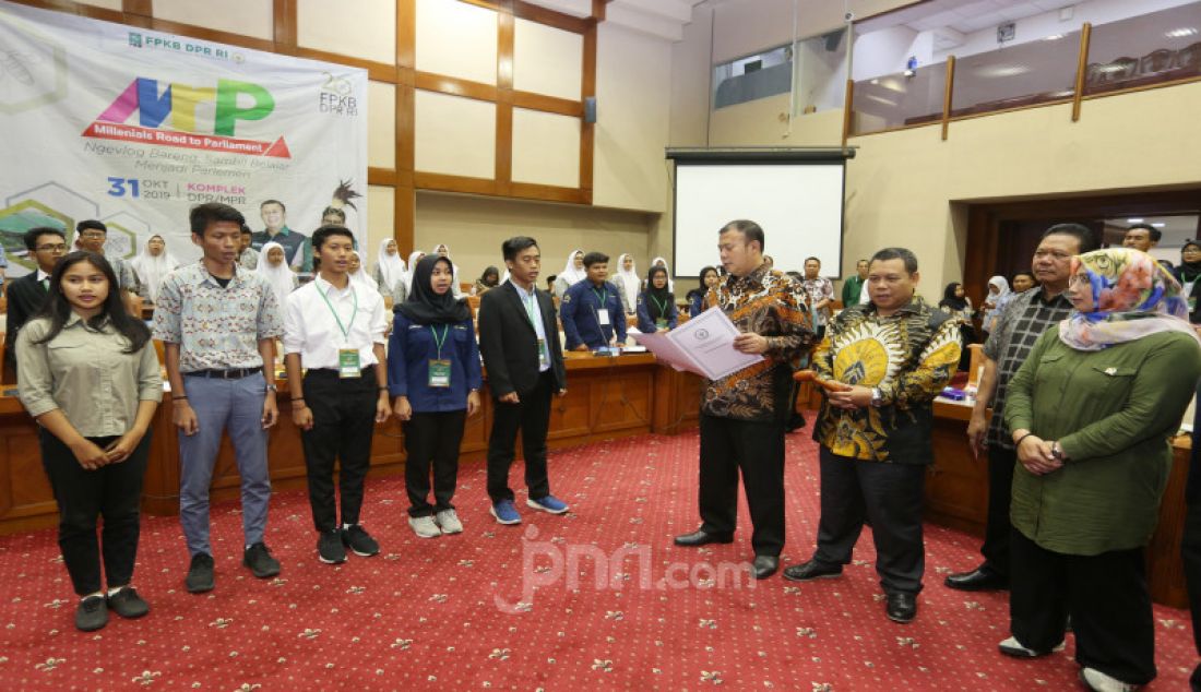 Ketua Fraksi PKB Cucun Ahmad Syamsurijal saat menbuka Millenial Road To Parliament dengan tema ngevlog bareng sambil belajar menjadi parlemen di Gedung DPR, Jakarta, Kamis (31/10). FPKB punya tanggungjawab pendidikan politik terhadap anak muda, tujuannya adalah meningkatkan partisipasi politik anak muda. Nah, Milenial Road to Parlieament ini salah satu upayanya. - JPNN.com