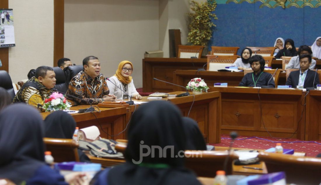 Kiri: Sekretaris Fraksi PKB DPR Fathan Subchi, Ketua Fraksi PKB Cucun Ahmad Syamsurijal dan Anggota Fraksi PKB Ella Nuryamah saat menbuka Millenial Road To Parliament dengan tema ngevlog bareng sambil belajar menjadi parlemen di Gedung DPR, Jakarta, Kamis (31/10). - JPNN.com