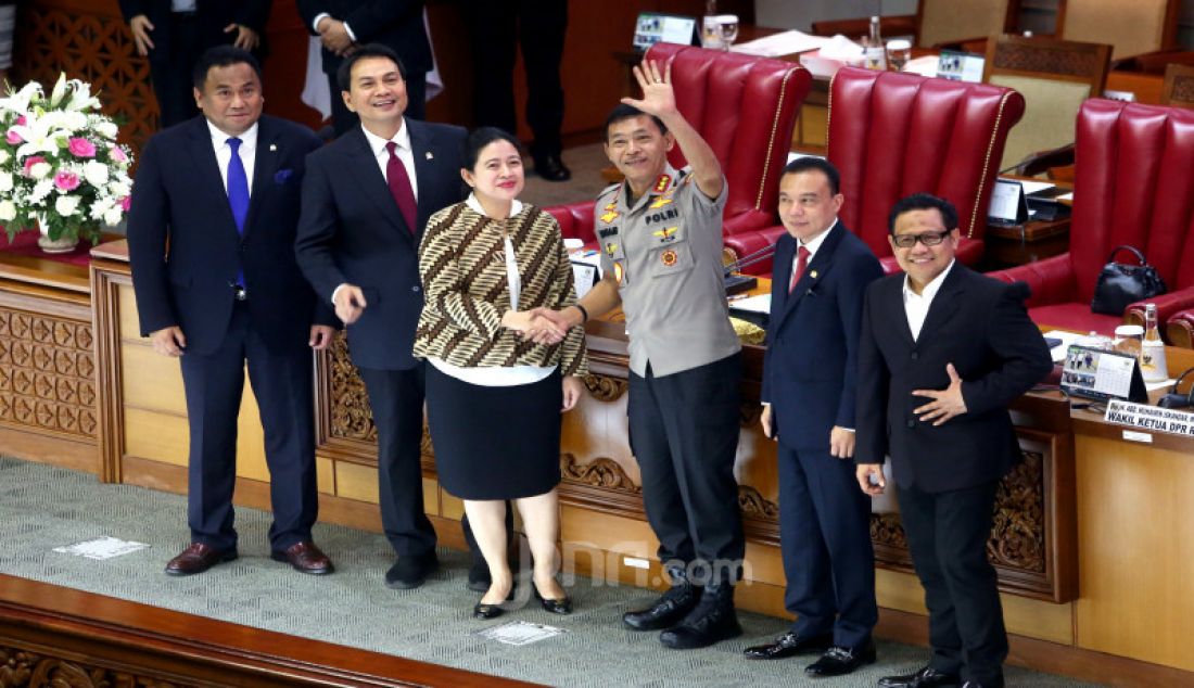 Ketua DPR Puan Maharani mengesahkan calon Kapolri Komjen Idham Azis sebagai Kapolri pada sidang Paripurna DPR, Jakarta, Kamis (31/10). - JPNN.com