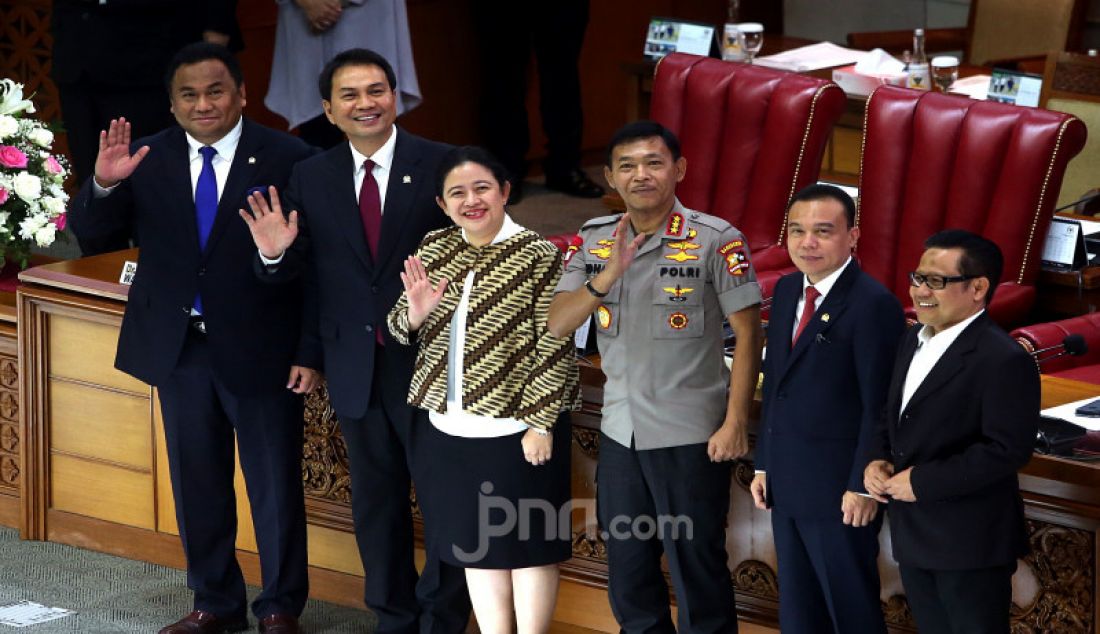 Ketua DPR Puan Maharani mengesahkan calon Kapolri Komjen Idham Azis sebagai Kapolri pada sidang Paripurna DPR, Jakarta, Kamis (31/10). - JPNN.com