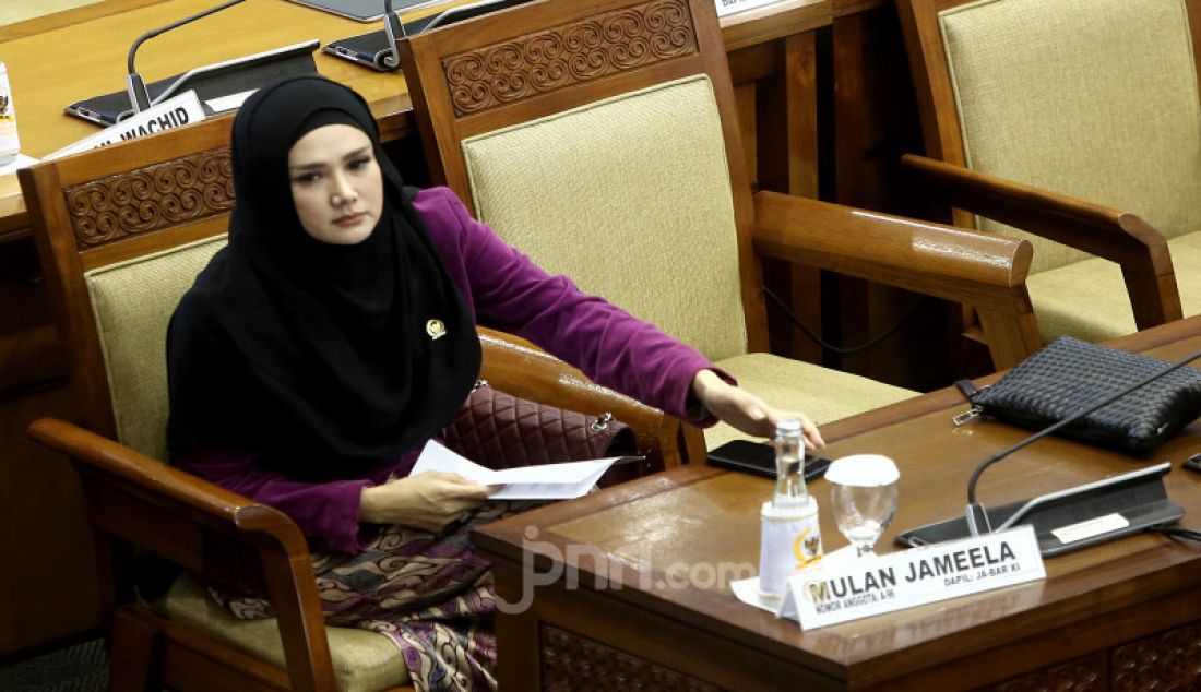 Anggota DPR Mulan Jameela saat menghadiri Sidang Paripurna DPR Pengesahan Calon Kapolri di Gedung DPR, Jakarta, Kamis (31/10). - JPNN.com