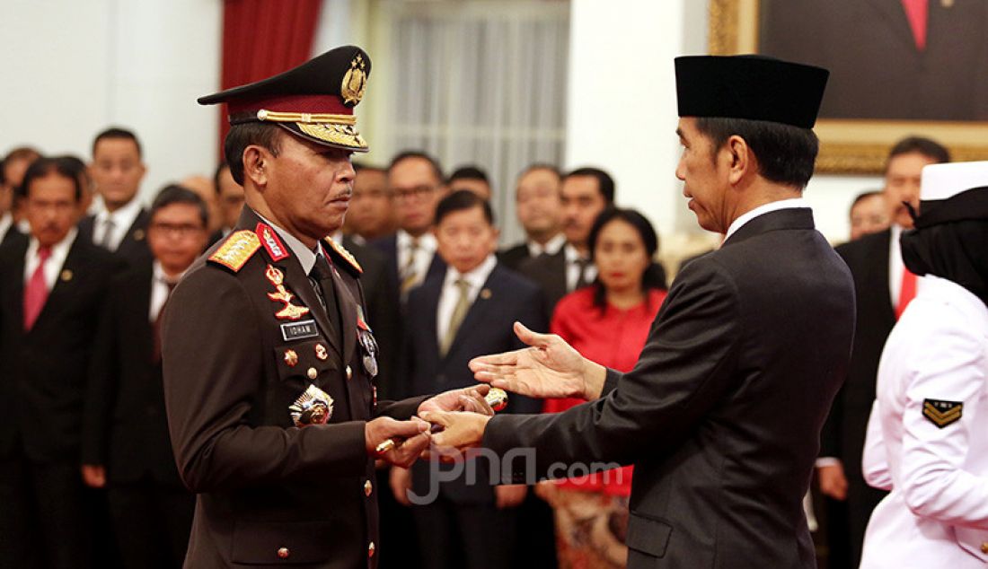 Presiden Joko Widodo melantik Kapolri Jenderal Idham Azis di Istana Negara, Jakarta, Jumat (1/11). - JPNN.com