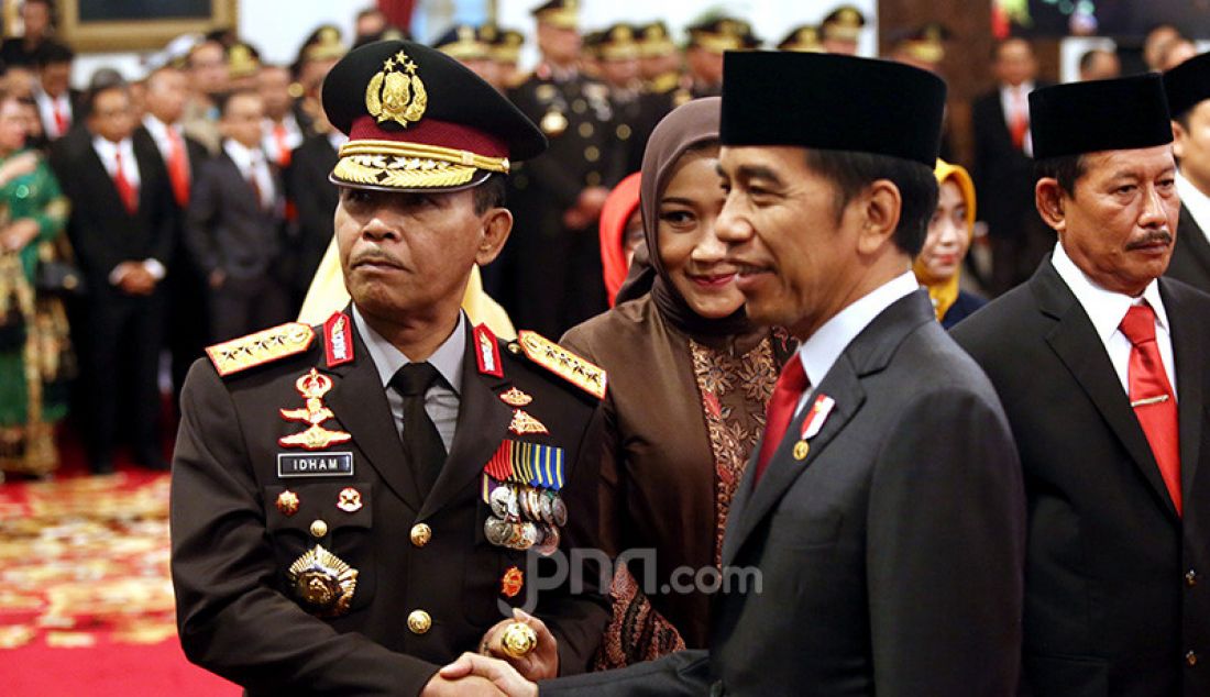 Presiden Joko Widodo melantik Kapolri Jenderal Idham Azis di Istana Negara, Jakarta, Jumat (1/11). - JPNN.com