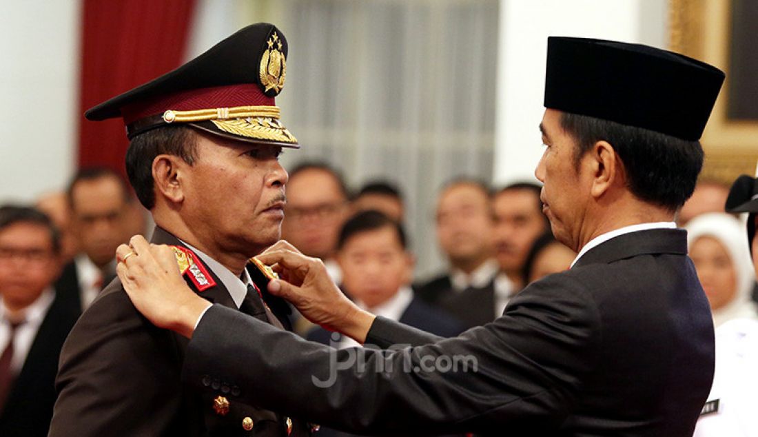 Presiden Joko Widodo melantik Kapolri Jenderal Idham Azis di Istana Negara, Jakarta, Jumat (1/11). - JPNN.com