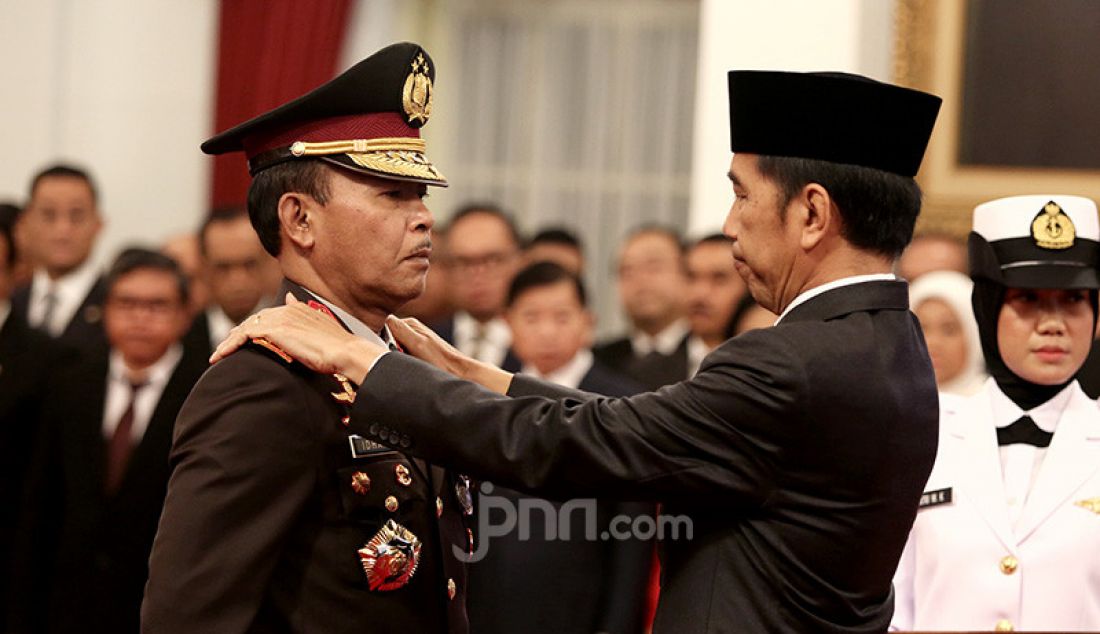 Presiden Joko Widodo melantik Kapolri Jenderal Idham Azis di Istana Negara, Jakarta, Jumat (1/11). - JPNN.com