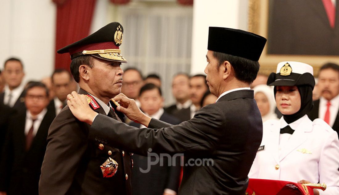 Presiden Joko Widodo melantik Kapolri Jenderal Idham Azis di Istana Negara, Jakarta, Jumat (1/11). - JPNN.com