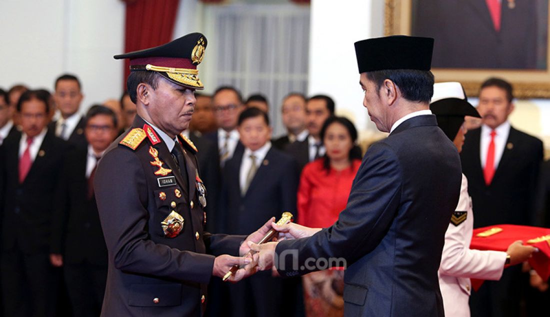 Presiden Joko Widodo melantik Kapolri Jenderal Idham Azis di Istana Negara, Jakarta, Jumat (1/11). - JPNN.com