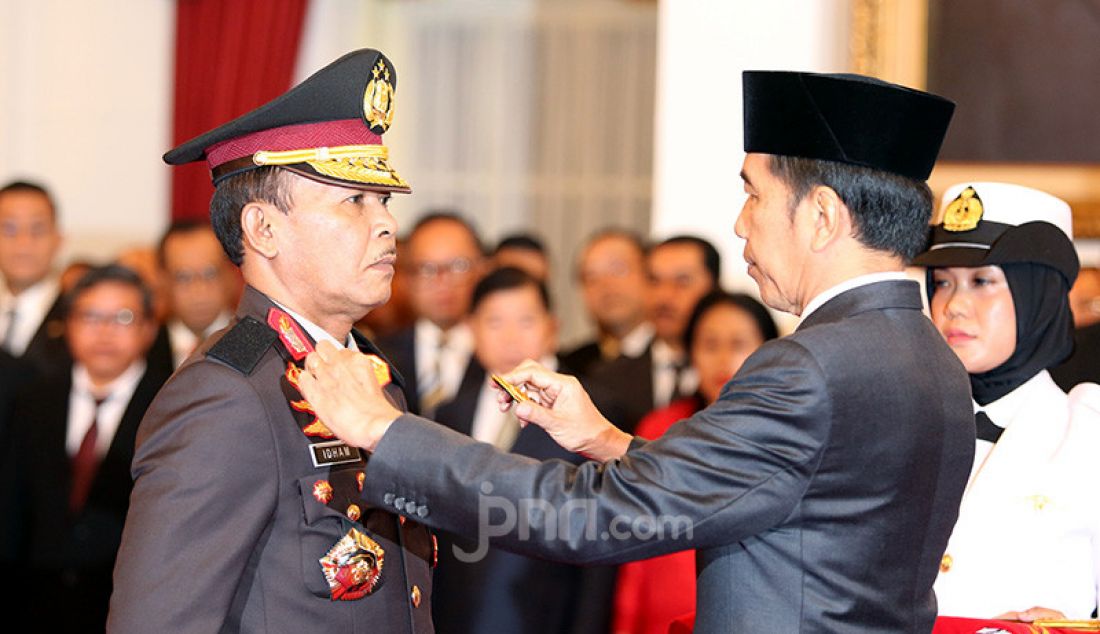 Presiden Joko Widodo melantik Kapolri Jenderal Idham Azis di Istana Negara, Jakarta, Jumat (1/11). - JPNN.com