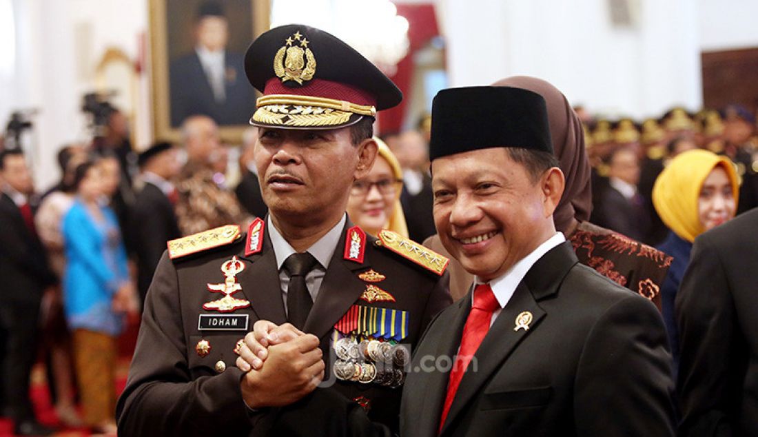 Mendagri Tito Karnavian memberikan ucapan selamat kepada Kapolri Jenderal Idham Azis usai Pelantikan Kapolri di Istana Negara, Jakarta, Jumat (1/11). - JPNN.com