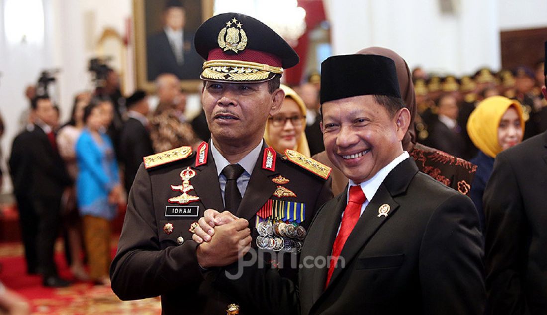 Mendagri Tito Karnavian memberikan ucapan selamat kepada Kapolri Jenderal Idham Azis usai Pelantikan Kapolri di Istana Negara, Jakarta, Jumat (1/11). - JPNN.com