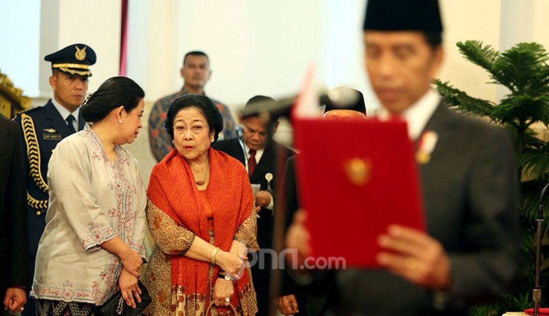 Presiden ke 5 RI Megawati Soekarnoputri bersama Ketua DPR Puan Maharani menghadiri Pelantikan Kapolri di Istana Negara, Jakarta, Jumat (1/11). - JPNN.com