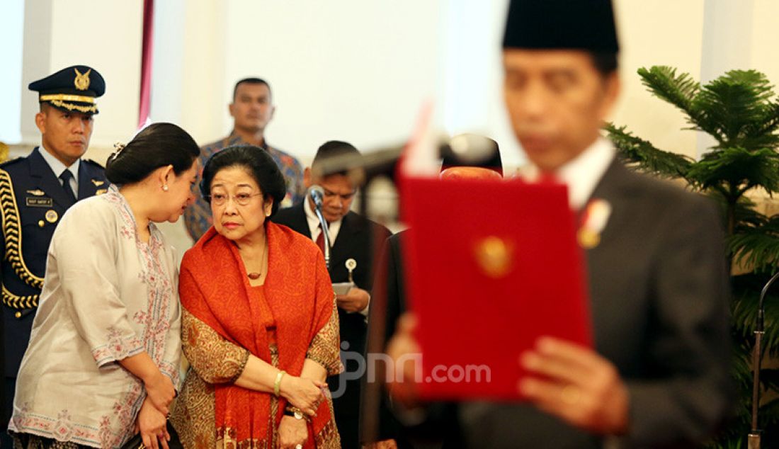 Presiden ke 5 RI Megawati Soekarnoputri bersama Ketua DPR Puan Maharani menghadiri Pelantikan Kapolri di Istana Negara, Jakarta, Jumat (1/11). - JPNN.com