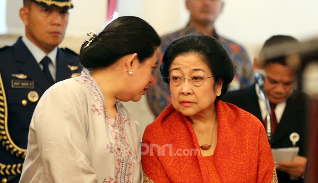 Presiden ke 5 RI Megawati Soekarnoputri bersama Ketua DPR Puan Maharani menghadiri Pelantikan Kapolri di Istana Negara, Jakarta, Jumat (1/11). - JPNN.com