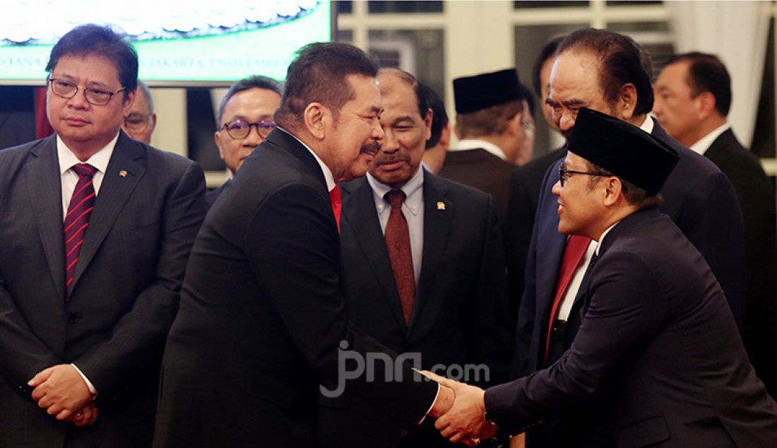 Jaksa Agung ST Burhanuddin bersalaman dengan Wakil Ketua DPR Muhaimin Iskandar disela Pelantikan Kapolri di Istana Negara, Jakarta, Jumat (1/11). - JPNN.com