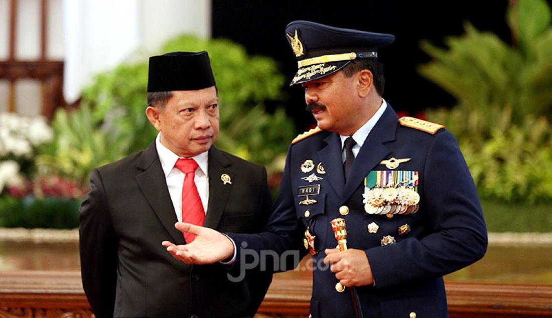 Mendagri Tito Karnavian berbincang dengan Panglima TNI Marsekal Hadi Tjahjanto disela Pelantikan Kapolri di Istana Negara, Jakarta, Jumat (1/11). - JPNN.com