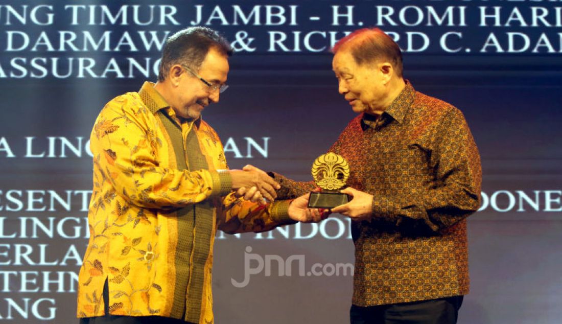 Pendiri Lippo Group Mochtar Riady menerima award pada acara UI Awarding Night, Jakarta, Jumat (1/11). DR. Mochtar Riady menerima award sebagai kontributor dalam Bidang Penelitian terhadap UI dan kontributor Dana Abadi UI. - JPNN.com