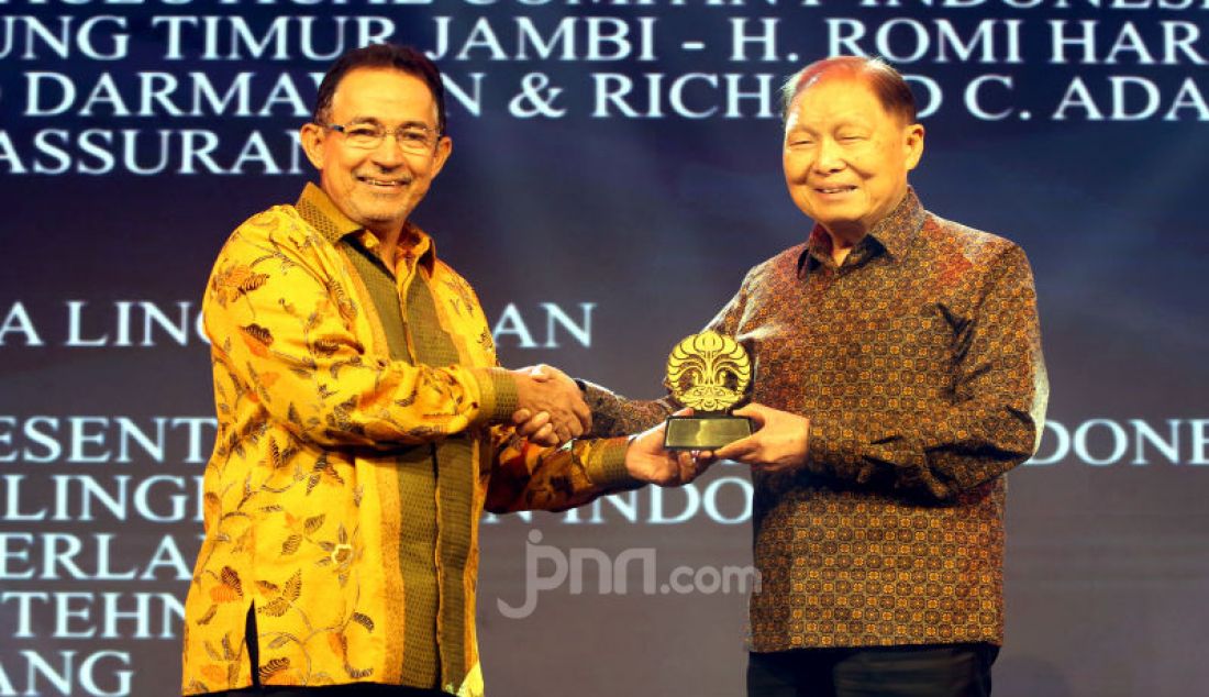 Pendiri Lippo Group Mochtar Riady menerima award pada acara UI Awarding Night, Jakarta, Jumat (1/11). Hal ini sebagai apresiasi UI terhadap sumbangsih DR. Mochtar Riady dalam memajukan dunia pendidikan di Indonesia, dalam hal ini melalui Universitas Indonesia. - JPNN.com