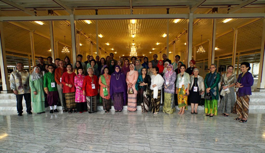 G.K.B.R.P.A.A. Paku Alam menyambut kedatangan delegasi negara ASEAN di Bangsal Sewotomo. Yogyakarta mewakili Indonesia menjadi tuan rumah Symposium Traditional Textile Arts Society of South East Asia (TTASSEA). - JPNN.com