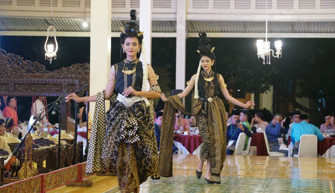 Delegasi negara ASEAN menikmati sajian tarian tradisional dan fashion show kain batik karya designer Afif Syakur. Yogyakarta mewakili Indonesia menjadi tuan rumah Symposium Traditional Textile Arts Society of South East Asia (TTASSEA). - JPNN.com