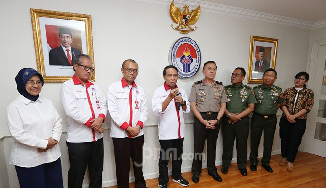 Menpora Zainuddin Amali dan Ketua Umum PSSI Mochamad Iriawan memberikan keterangan pers usai bertemu di Kantor Kemenpora, Jakarta, Senin (4/11). - JPNN.com
