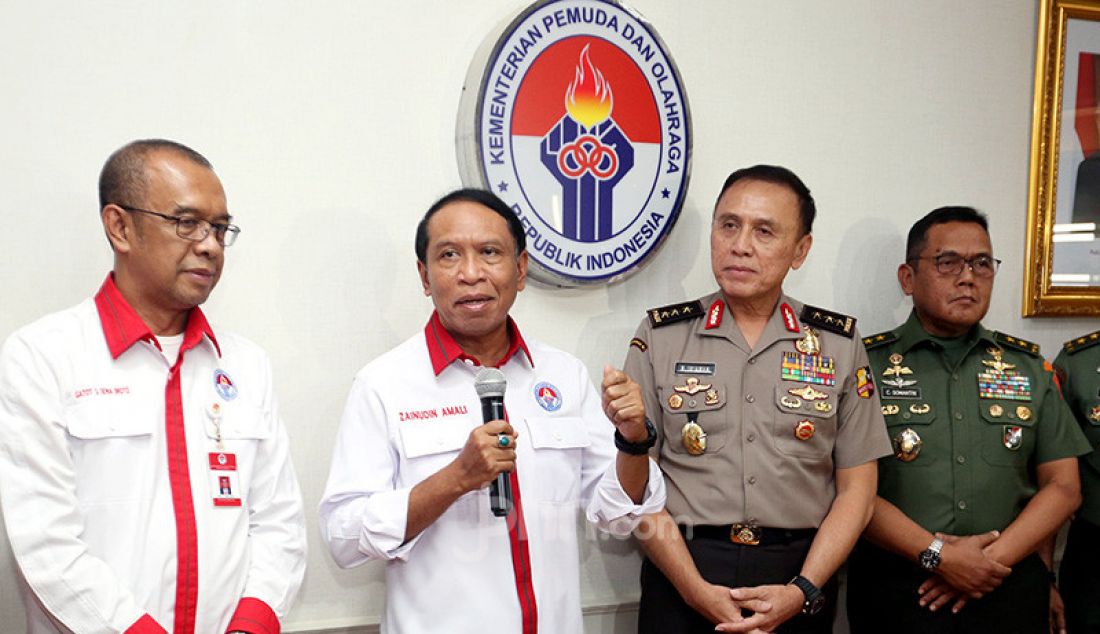 Menpora Zainuddin Amali dan Ketua Umum PSSI Mochamad Iriawan memberikan keterangan pers usai bertemu di Kantor Kemenpora, Jakarta, Senin (4/11). - JPNN.com