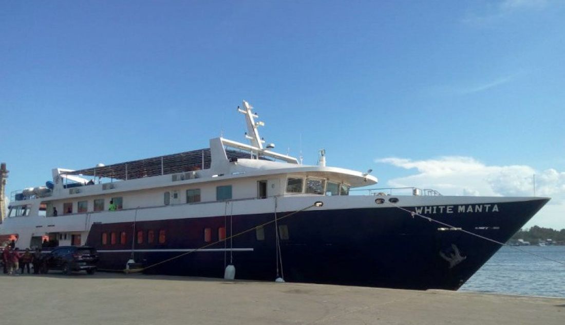 Kapal wisata White Manta berlabuh di pelabuhan Nusantara Kendari. Kapal wisata ini hadir untuk membantu para pelancong menikmati wisata maritim. - JPNN.com