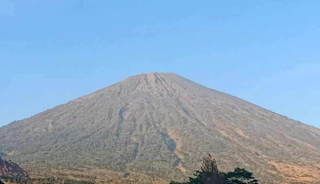 Panorama Gunung Rinjani ketika dipotret dari Sembalun, Kabupaten Lombok Timur, NTB. Balai Taman Nasional Gunung Rinjani (BTNGR) membuka empat jalur pendakian pasca terjadinya kebakaran. - JPNN.com
