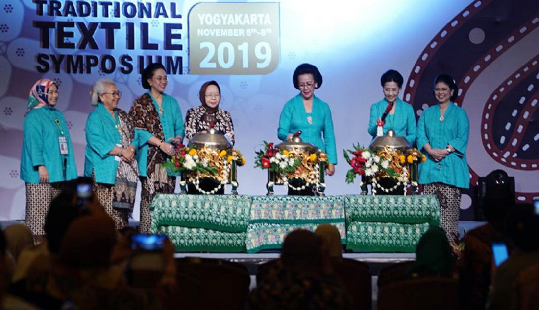Simposium Kain Tradisional se-ASEAN resmi dibuka oleh Gusti Kanjeng Ratu Hemas. Acara pembukaan berlangsung di Kasultanan Ballroom Ambarrukmo Hotel, Selasa (05/11) pagi. - JPNN.com