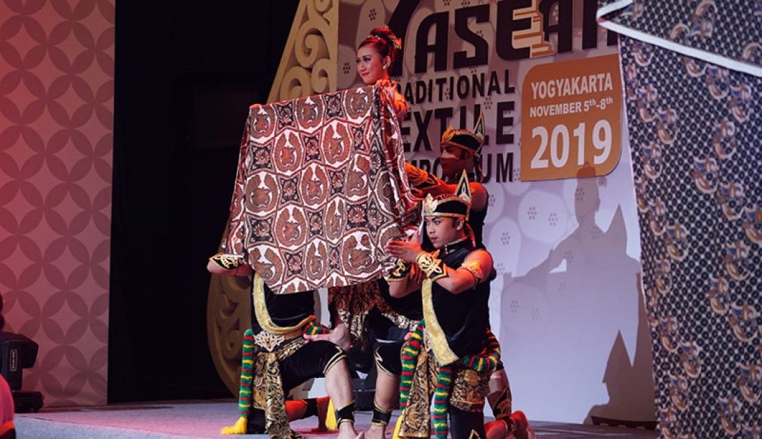Simposium Kain Tradisional se-ASEAN resmi dibuka oleh Gusti Kanjeng Ratu Hemas. Acara pembukaan berlangsung di Kasultanan Ballroom Ambarrukmo Hotel, Selasa (05/11) pagi. Pembukaan ditandai dengan pemukulan alat musik tradisional Kenong - JPNN.com