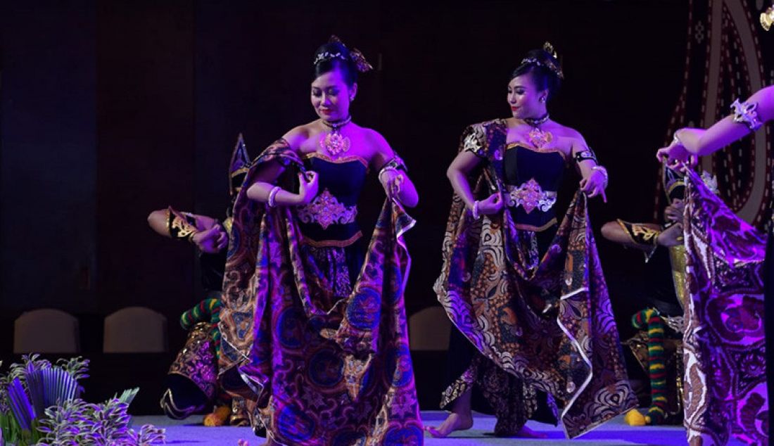 Simposium Kain Tradisional se-ASEAN resmi dibuka oleh Gusti Kanjeng Ratu Hemas. Acara pembukaan berlangsung di Kasultanan Ballroom Ambarrukmo Hotel, Selasa (05/11) pagi. Pembukaan ditandai dengan pemukulan alat musik tradisional Kenong. - JPNN.com