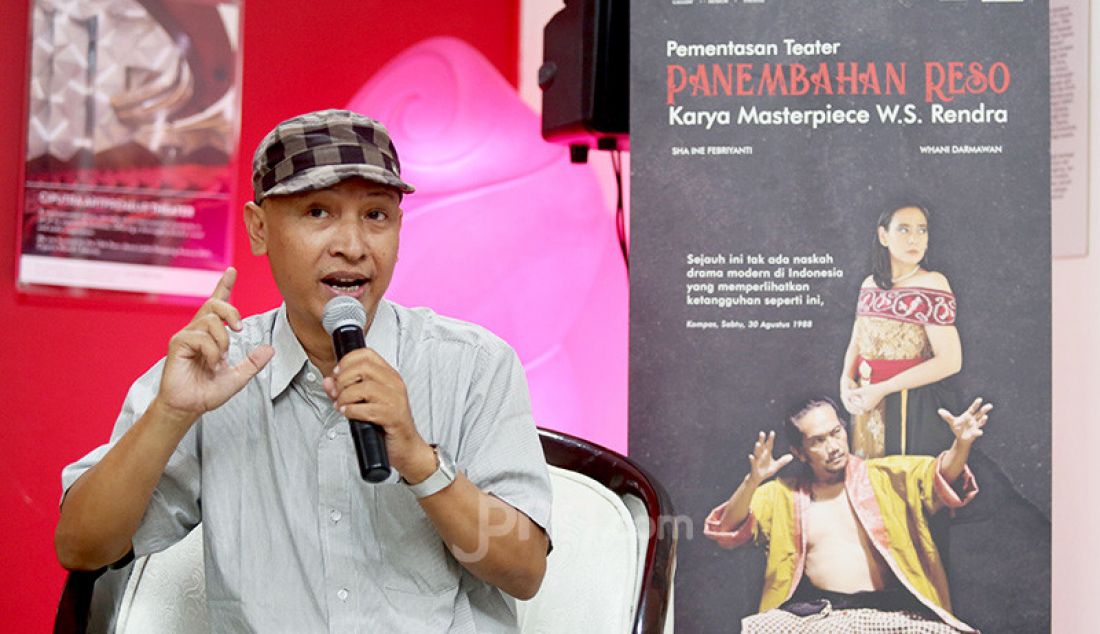Sutradara Hanindawan saat konferensi pers pementasan teater Panembahan Reso karya WS Rendra di Ciputra Artpreneur, Jakarta, Selasa (5/11). - JPNN.com
