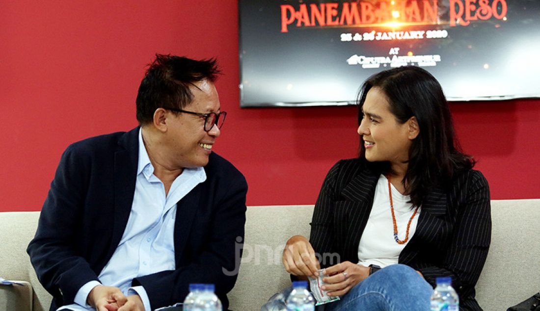 Produser Auri Jaya dan Sha Ine Febriyanti saat konferensi pers pementasan teater Panembahan Reso karya WS Rendra di Ciputra Artpreneur, Jakarta, Selasa (5/11). - JPNN.com