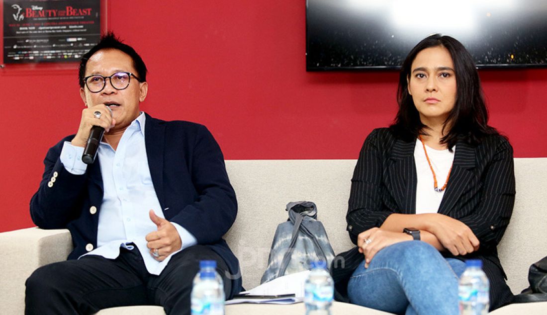 Produser Auri Jaya dan Sha Ine Febriyanti saat konferensi pers pementasan teater Panembahan Reso karya WS Rendra di Ciputra Artpreneur, Jakarta, Selasa (5/11). - JPNN.com