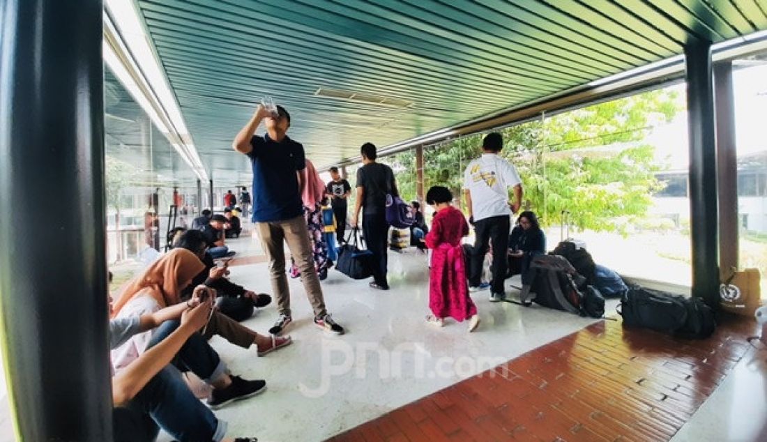 Para penumpang maskapai penerbangan Sriwijaya Air sempat telantar di gate 2D Bandara Soekarno Hatta, Kamis (7/11). Hal ini dikarenakan adanya delay dan pembatalan jadwal penerbangan sejak pagi - JPNN.com
