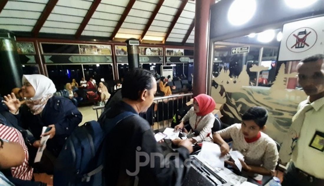 Penumpang Sriwijaya Air malam ini mengantre mendapatkan kompensasi uang dan makanan pukul 20:00 WIB setelah terjadi kekacauan jadwal penerbangan maskapai tersebut sepanjang hari di terminal 2D gate D2 Bandara Soekarno-Hatta. - JPNN.com