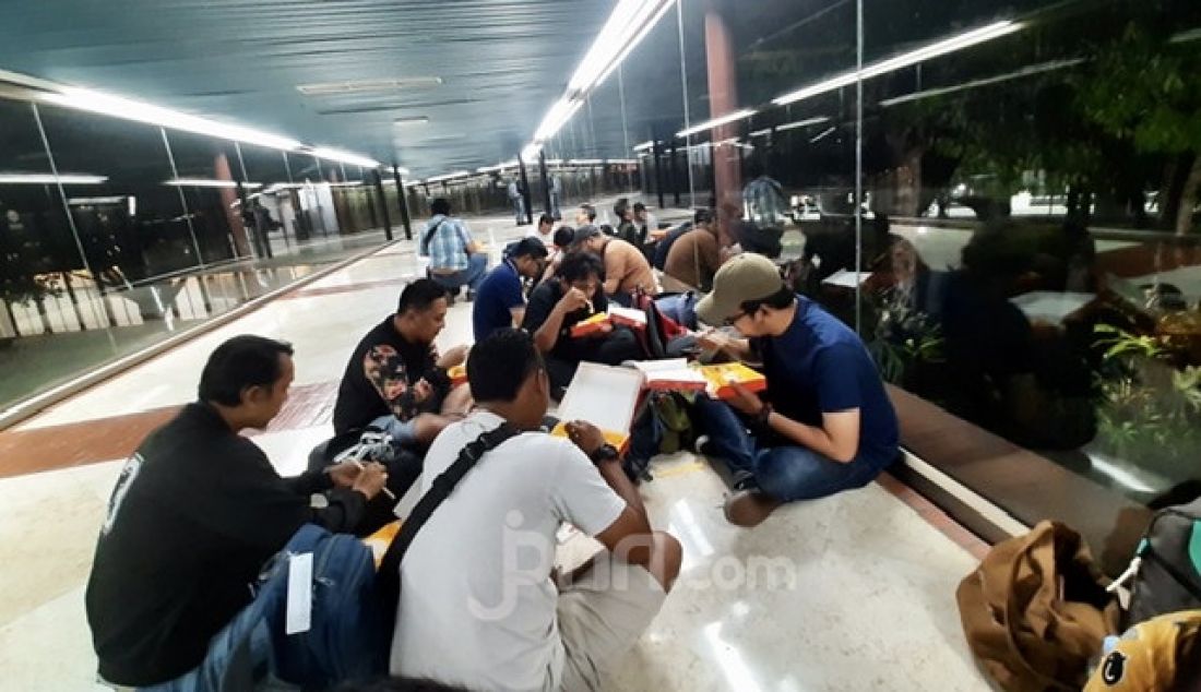 Penumpang Sriwijaya Air malam ini mengantre mendapatkan kompensasi uang dan makanan pukul 20:00 WIB setelah terjadi kekacauan jadwal penerbangan maskapai tersebut sepanjang hari di terminal 2D gate D2 Bandara Soekarno-Hatta. - JPNN.com