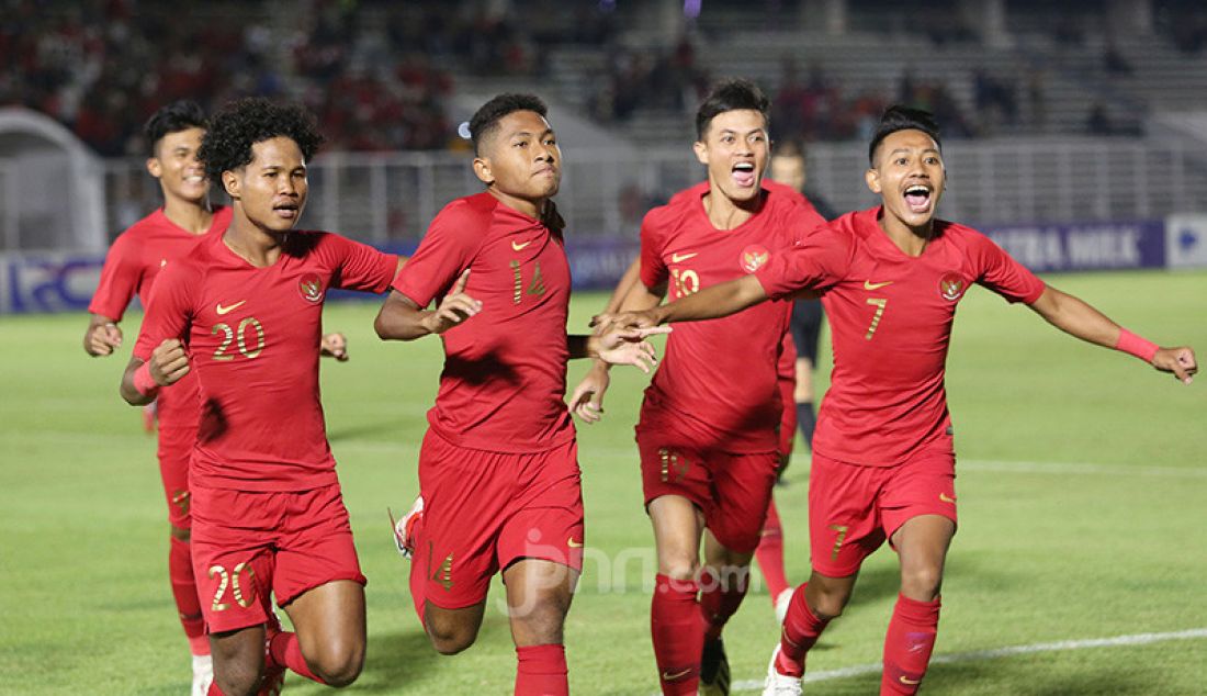 Pemain U-19 Indonesia Muhammad Fajar Fathur (14) melakukan selebrasi usai mencetak gol ke gawang Timor Leste pada Kualifikasi AFC U-19 Championship 2020 di Stadion Madya, Jakarta, Rabu (6/11). U-19 Indonesia menang atas lawannya dengan skor 3-1. - JPNN.com
