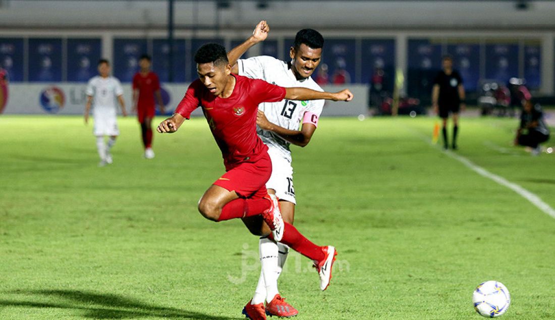 Pemain U-19 Indonesia Amiruddin Bagas Arrizqi berduel dengan pemai U-19 Timor Leste Gumario Da Silva Moreira pada Kualifikasi AFC U-19 Championship 2020 di Stadion Madya, Jakarta, Rabu (6/11). U-19 Indonesia menang atas lawannya dengan skor 3-1. - JPNN.com