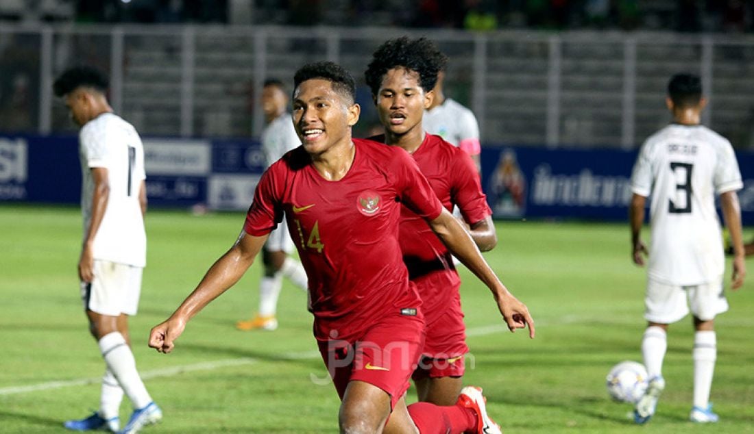 Pemain U-19 Indonesia Muhammad Fajar Fathur (14) melakukan selebrasi usai mencetak gol ke gawang Timor Leste pada Kualifikasi AFC U-19 Championship 2020 di Stadion Madya, Jakarta, Rabu (6/11). U-19 Indonesia menang atas lawannya dengan skor 3-1. - JPNN.com