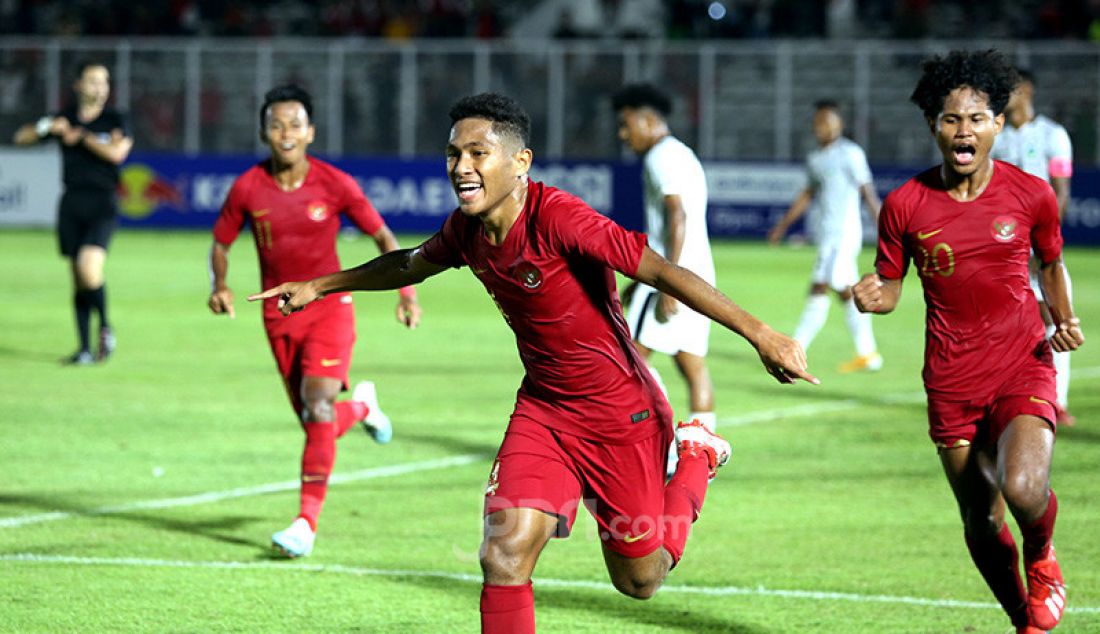Pemain U-19 Indonesia Muhammad Fajar Fathur (14) melakukan selebrasi usai mencetak gol ke gawang Timor Leste pada Kualifikasi AFC U-19 Championship 2020 di Stadion Madya, Jakarta, Rabu (6/11). - JPNN.com
