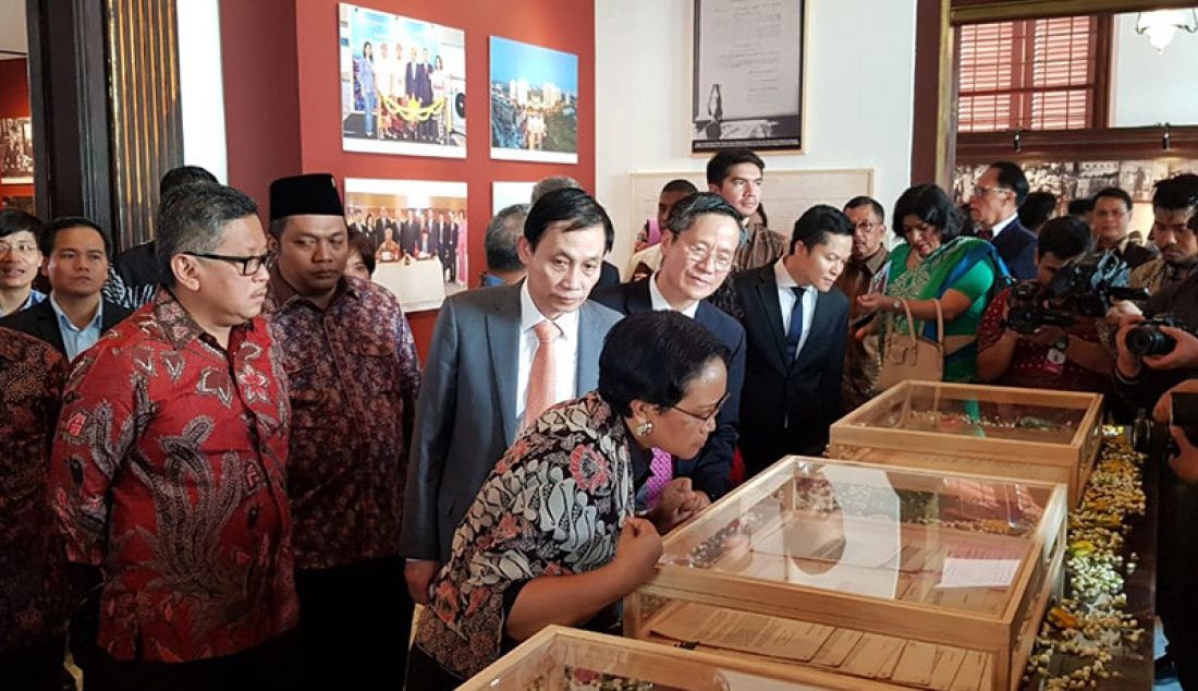 Peringatan 60 tahun hubungan Indonesia dan Vietnam digelar dengan pameran foto antara Pendiri Indonesia Soekarno dan Bapak Bangsa Vietnam Ho Chi Minh. - JPNN.com