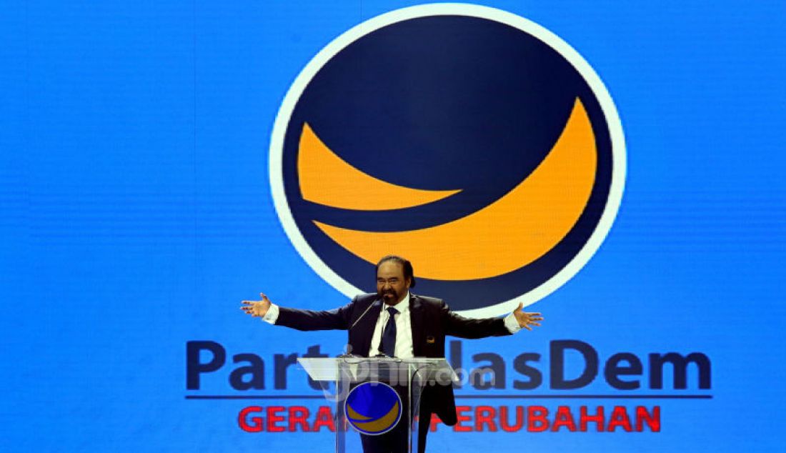 Ketua Nasdem Surya Paloh memberikan pidato politik saat membuka Kongres II Partai NasDem, Jakarta, Jumat (8/11). - JPNN.com