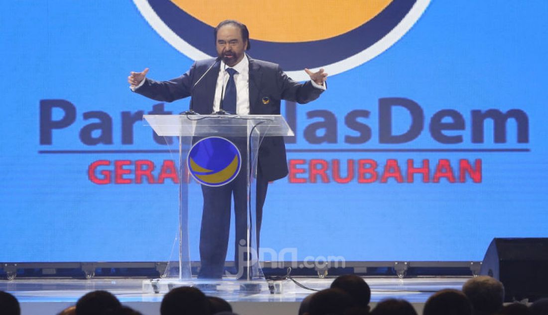Ketua Nasdem Surya Paloh memberikan pidato politik saat membuka Kongres II Partai NasDem, Jakarta, Jumat (8/11). - JPNN.com