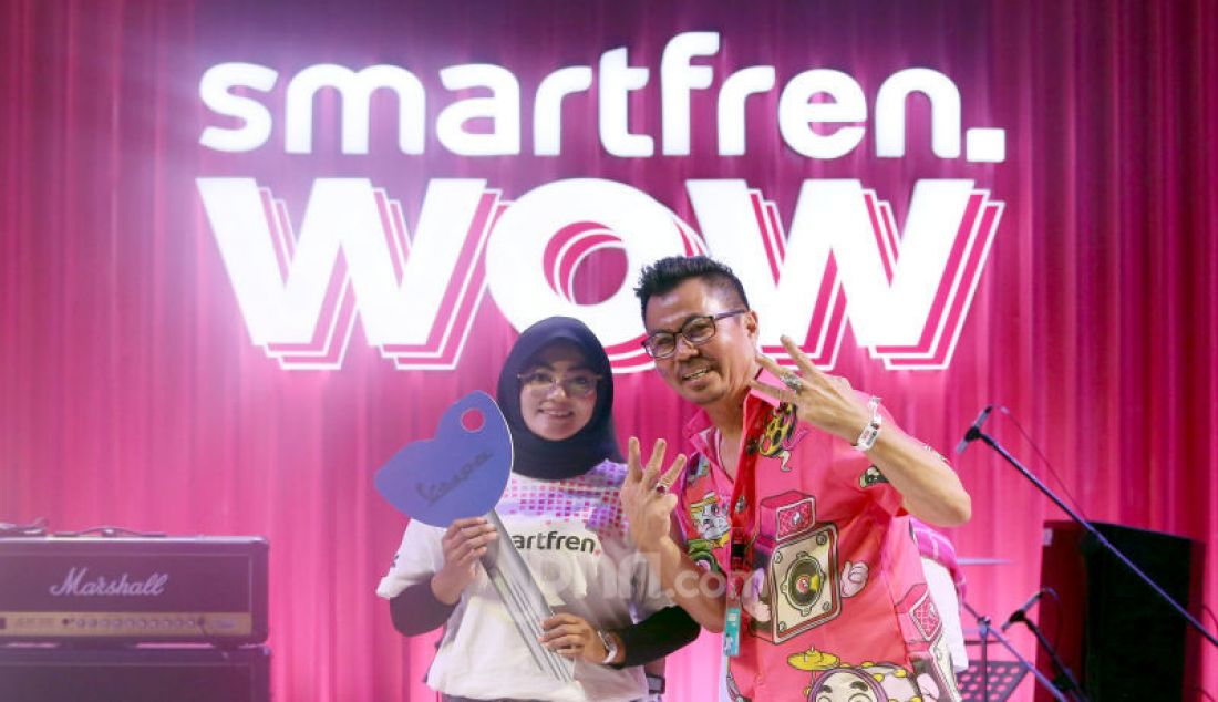 Deputy CEO dari Smartfren Djoko Tata Ibrahim memberikan hadiah kepada pemenang Undian Smartfren WOW pada Smartfren WOW Fest, Jakarta, Minggu (10/11). - JPNN.com