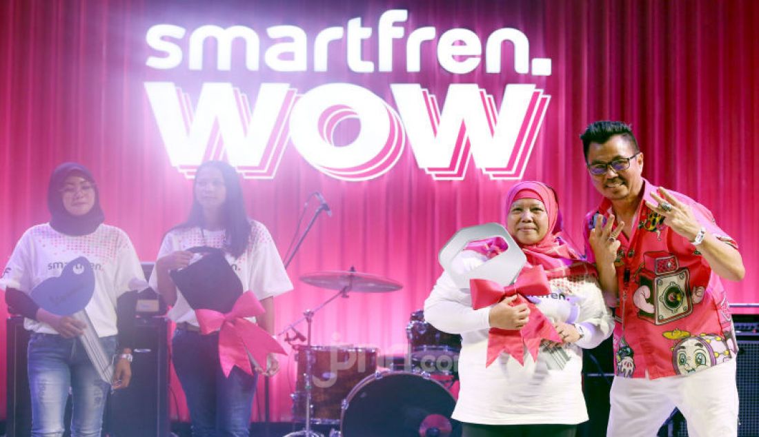 Deputy CEO dari Smartfren Djoko Tata Ibrahim memberikan hadiah kepada pemenang Undian Smartfren WOW pada Smartfren WOW Fest, Jakarta, Minggu (10/11). Pengundian dilakukan tiap satu bulan sekali dengan hadiah rumah, mobil dan Motor. Foto : Ricardo/JPNN.com - JPNN.com