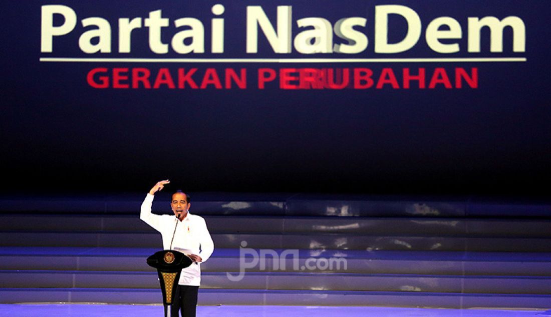 Presiden Joko Widodo memberikan pidato pada HUT ke-8 Partai Nasdem, Jakarta, Senin (11/11). - JPNN.com