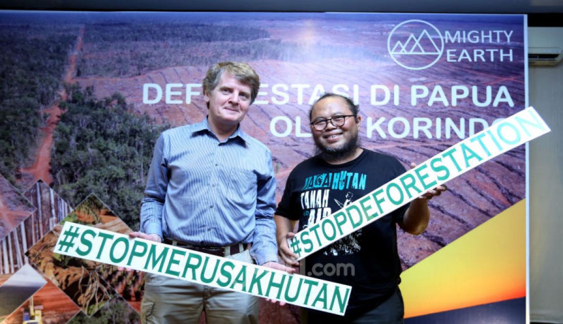 Campaign Director Mighty Earth Phil Aikman (kiri) bersama Executive Director Yayasan Pusaka Franky Samperante memaparkan laporan hasil investigasi oleh FSC, Jakarta, Senin (11/11). - JPNN.com