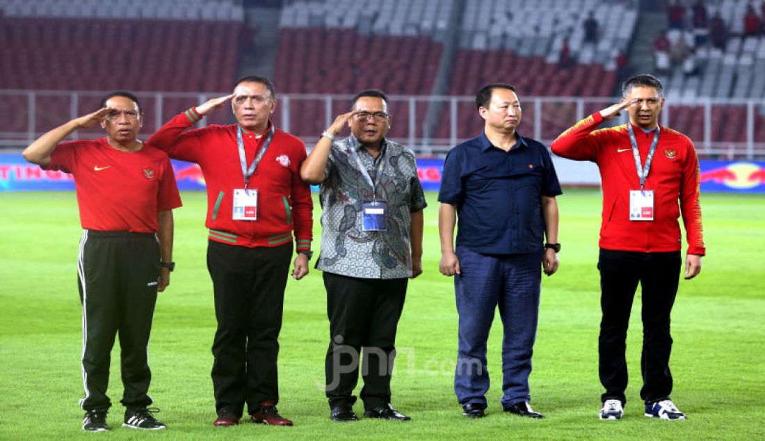 Menpora Zainuddin Amali Bersama Ketum PSSI Mochamad Iriawan menyaksikan Kualifikasi AFC U-19 Championship 2020 antara Indonesia vs DPR Korea di SUGBK, Jakarta, Minggu (10/11). - JPNN.com